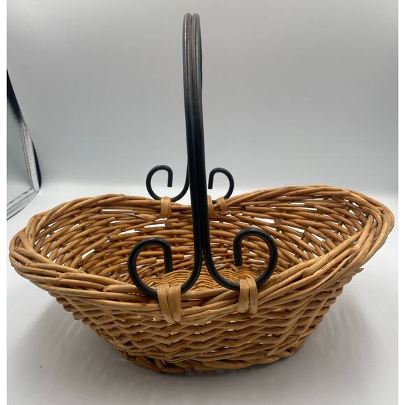 Wicker Basket with black metal swirl handle - Picture 4 of 5